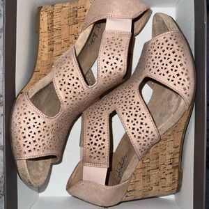 New Life Stride Heidi Brown Perforated Cork Wedge Sandals Blush MicroSD 8.5M